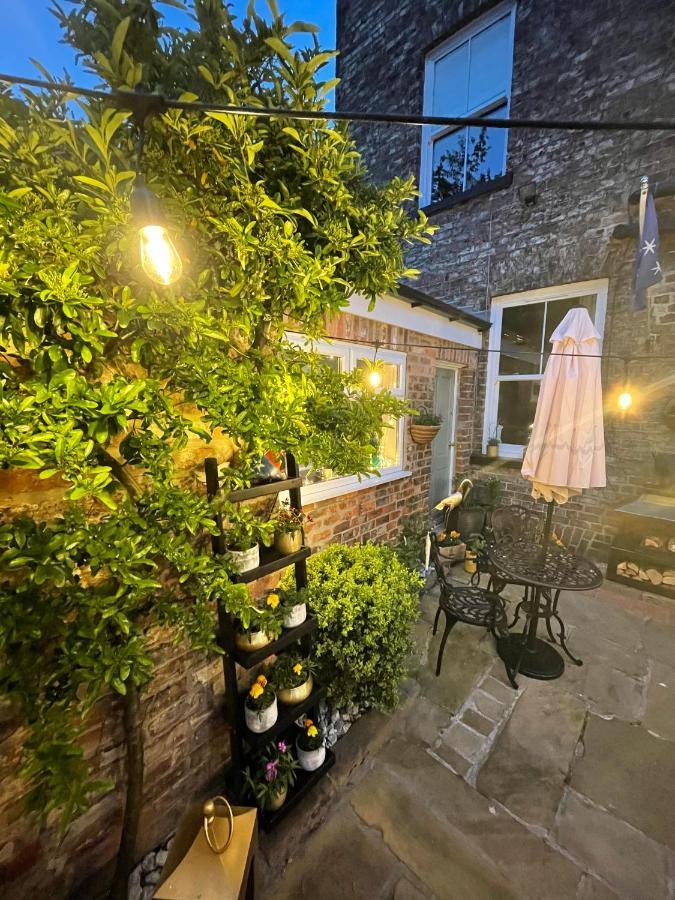 The Bishop And The Bison Bed & Breakfast York Exterior foto